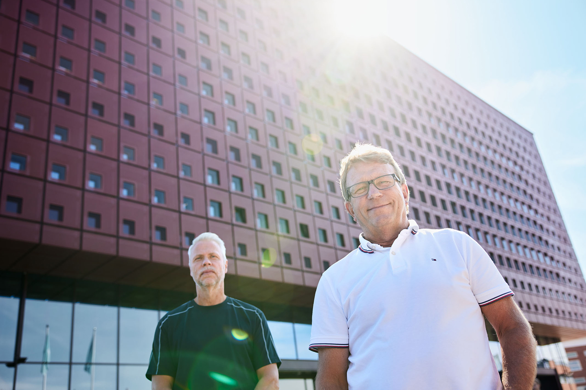 två män framför linköping studenthus